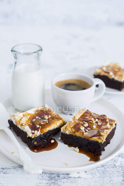 Espresso-Kaffee-Brownies mit Karamellsoße — Stockfoto