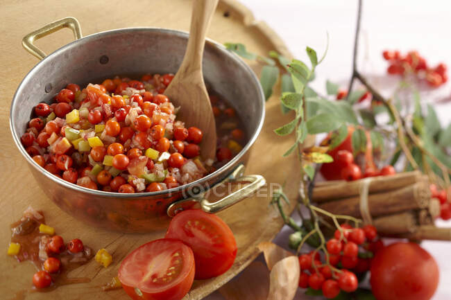 Rowan chutney with tomatoes, peppers and sultanas being made — Stock Photo