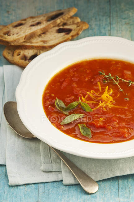 Soupe de tomates fraîches, vue sur le dessus — Photo de stock