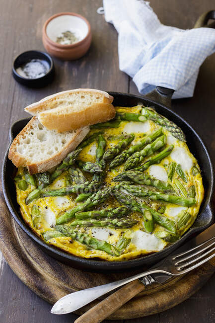 Asparagus and goat cheese frittata, bread, sald and pepper — Stock Photo