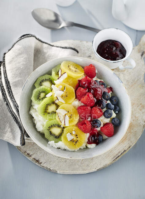 Healthy breakfast with fresh fruits and berries — Stock Photo