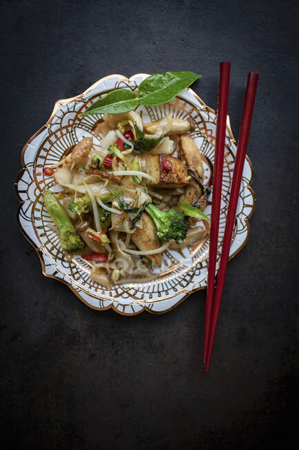 Thai noodles with chicken and broccoli with herbs - foto de stock