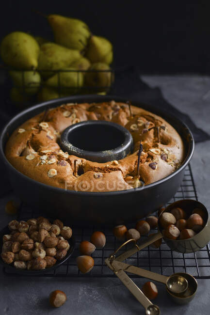 Cake with whole pears in a baking tray - foto de stock