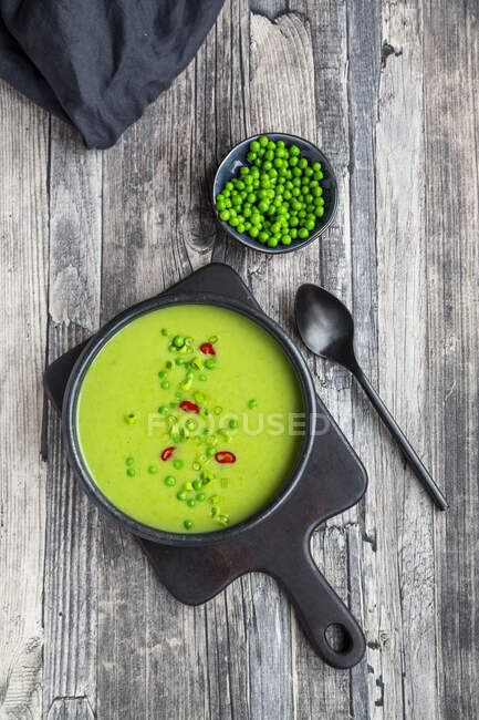 Pea soup with spring onions and chili topping — Stock Photo