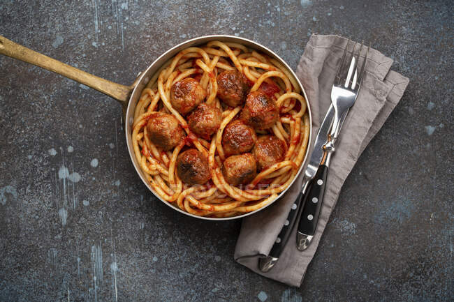 American traditional spaghetti with meatballs, tomato sauce and basil — Stock Photo