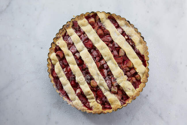 Torta de morango e ruibarbo com cobertura de treliça — Fotografia de Stock