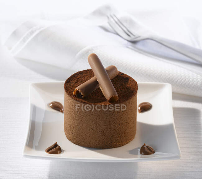 Milk chocolate mousse with chocolate shavings — Stock Photo