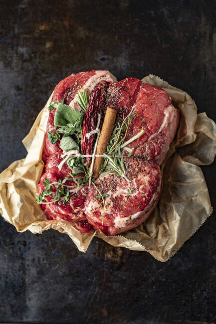 Uncooked chuck roast with spices, herbs and cinnamon stick — Stock Photo