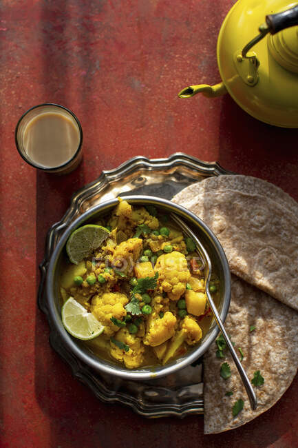Curry tumerico al cavolfiore indiano con chapati — Foto stock