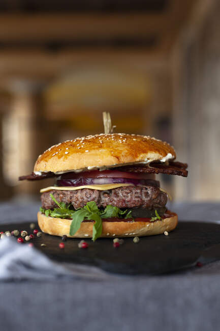 Hambúrguer de carne com bacon, tomate e queijo — Fotografia de Stock