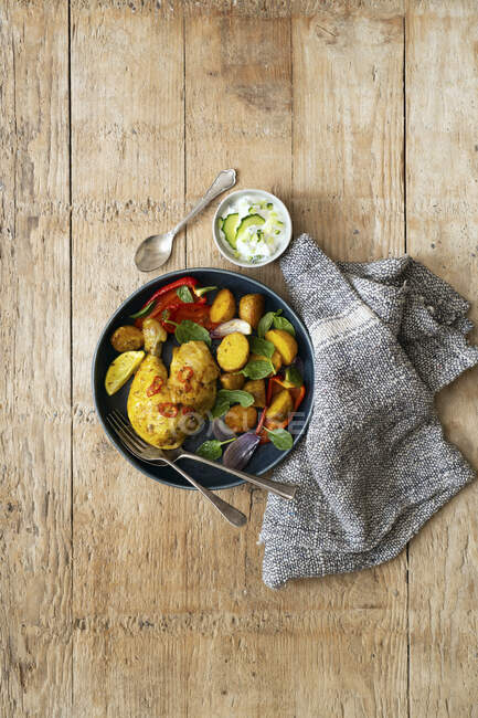 Roasted Tumeric Potatoes with Chicken and Peppers — Stock Photo