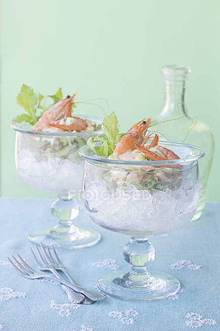 Cocktail de crevettes dans des verres sur glace concassée — Photo de stock