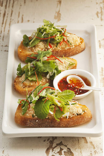 Toasts with shrimps, salad and chili sauce — Stock Photo
