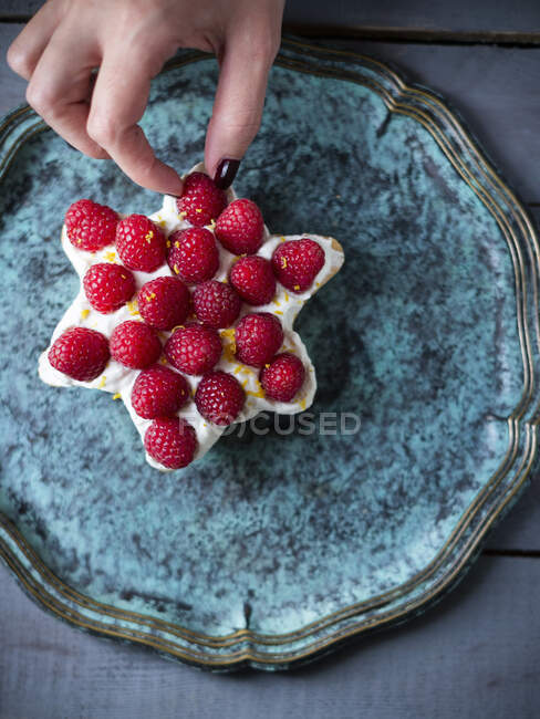 Um bolo de ricota em forma de estrela com framboesas — Fotografia de Stock