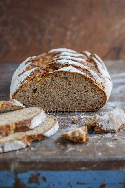 Довгий хліб з цільного кислого тіста, нарізаного — стокове фото