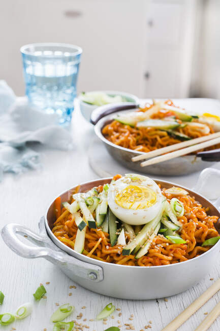 Plan rapproché de délicieuses nouilles épicées coréennes — Photo de stock