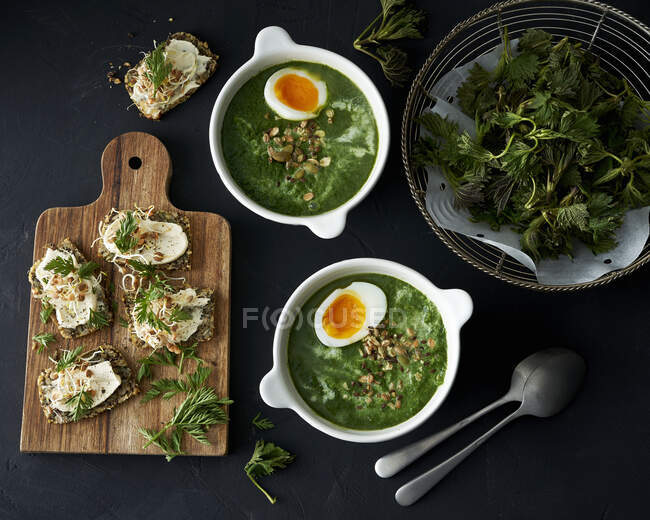 Green spinach soup with cooked eggs — Stock Photo