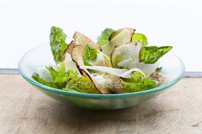 Крупный план вкусного салата Цезарь с курицей — стоковое фото