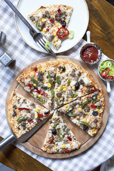 Primer plano de deliciosa pizza de carne con verduras - foto de stock