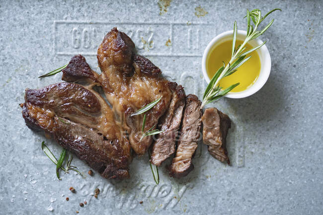 Black Angus Steak mit Rosmarin und Olivenöl — Stockfoto