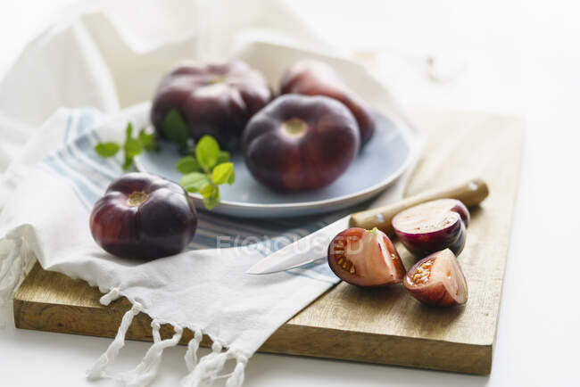 Primo piano di deliziosi pomodori neri — Foto stock