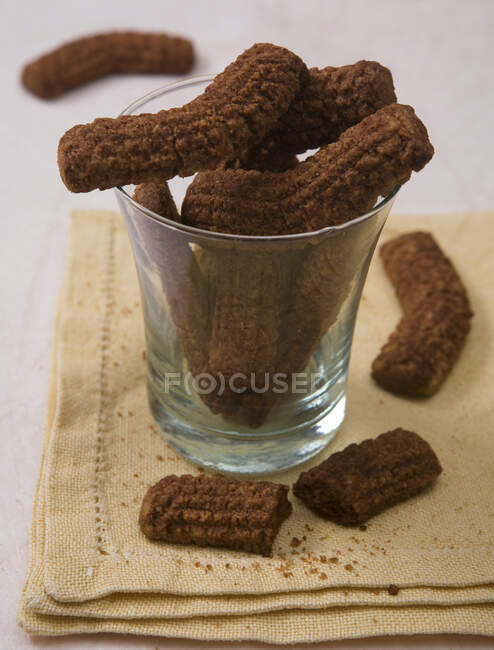 Biscoitos de chocolate canalizado em vidro e em guardanapo de pano — Fotografia de Stock