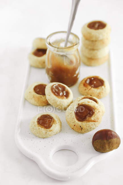 Galletas de pan corto rellenas con crema de castañas - foto de stock