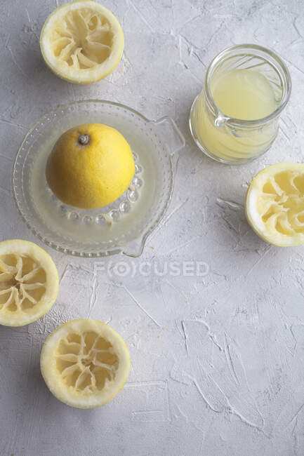 Jugo de limón recién exprimido - foto de stock