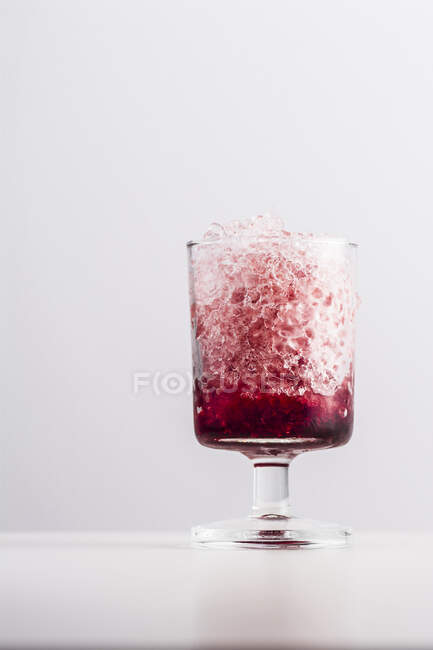 Подрібнений лід з гранатовим соком у склянці — стокове фото
