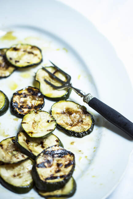 Antipasti von gegrillten Zucchini, mariniert mit Olivenöl und Kräutern — Stockfoto
