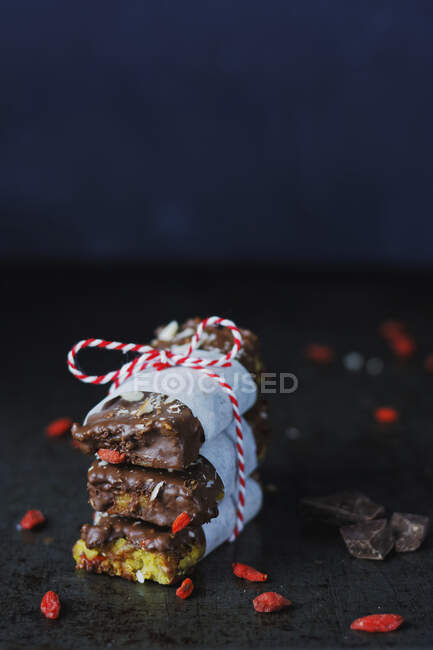 Barras de mijo con nueces de chocolate y fruta goji - foto de stock