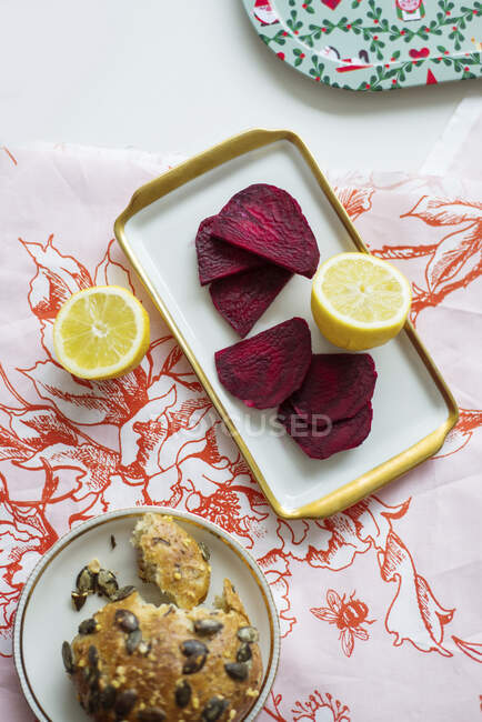 Beetroot with lemon and pumpkin seed rolls — Stock Photo