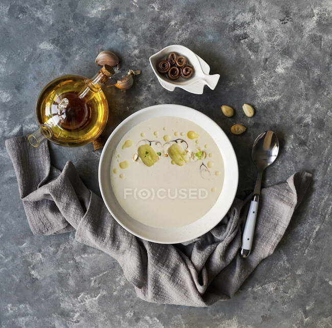 Ajo blanco, zuppa fredda tipica spagnola, a base di mandorle e aglio con olio d'oliva e pane — Foto stock