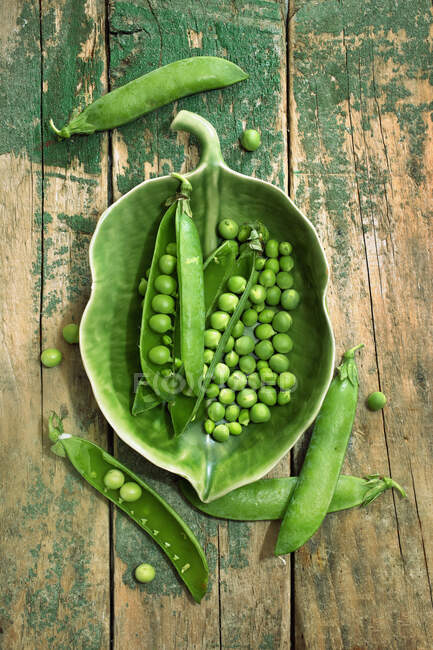 Pea pods and shelled peas — Photo de stock