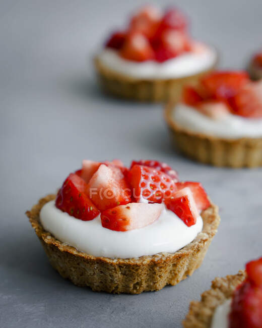 Muesli tartlets with a yoghurt filling and strawberries — Stock Photo