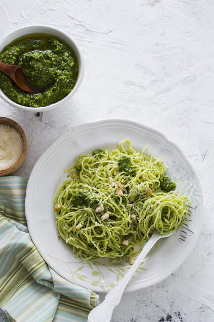 Spaghettini with kale and cashew pesto — Stock Photo