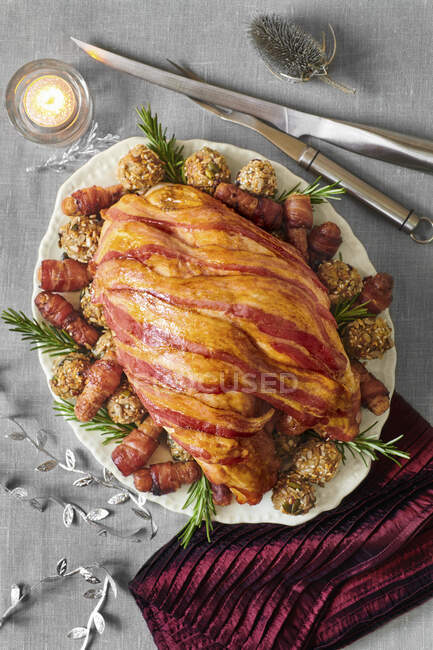 Cena de Navidad Turquía con romero y salchichas - foto de stock