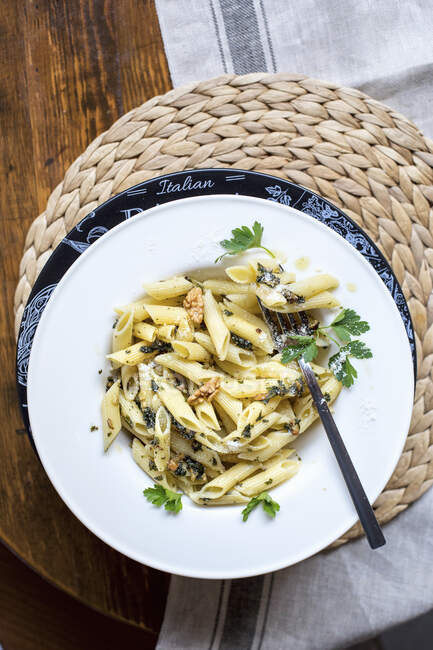 Pesto Sauce Pasta with Walnuts and Herbs — Fotografia de Stock