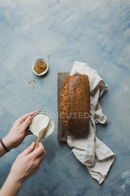 Yogurt cake on wooden cutting board — Stock Photo