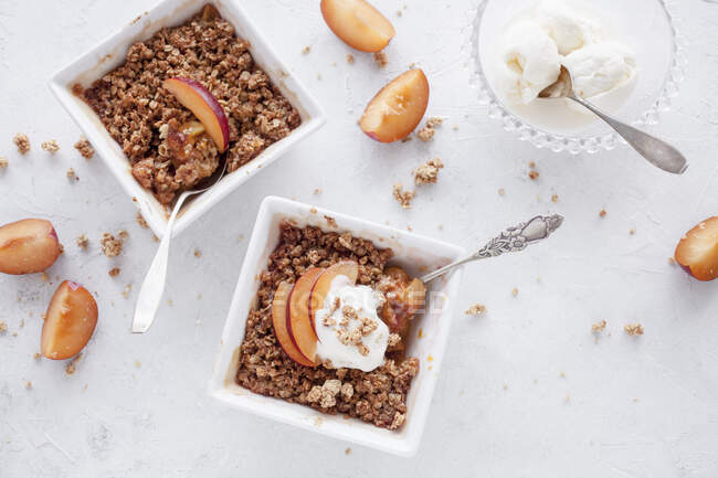 Plum crumble made with roasted plums and crumble with oat — Stock Photo