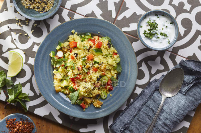 Salada de cuscuz com legumes e iogurte em tigela — Fotografia de Stock