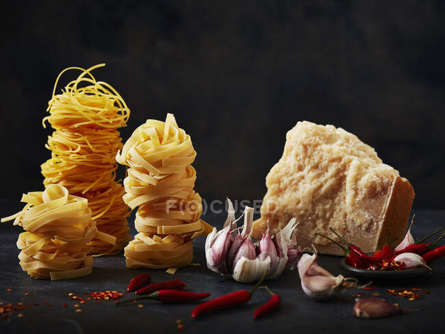 Pâtes alimentaires, ail, piment et fromage parmasan — Photo de stock