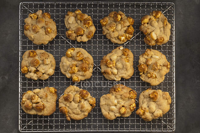 Vista superior de biscoitos de pipoca na grade de resfriamento — Fotografia de Stock