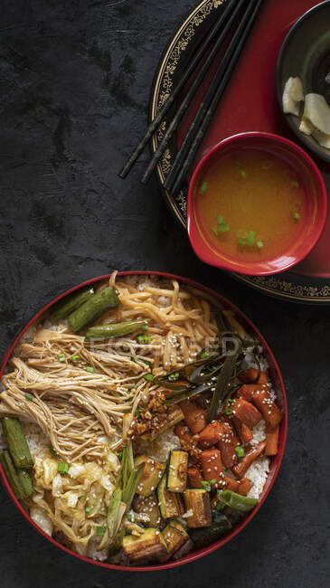 Chirashizushi e miso serviti in piatti tradizionali giapponesi — Foto stock