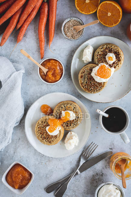 English crumpets with orange and carrot jam — Stock Photo