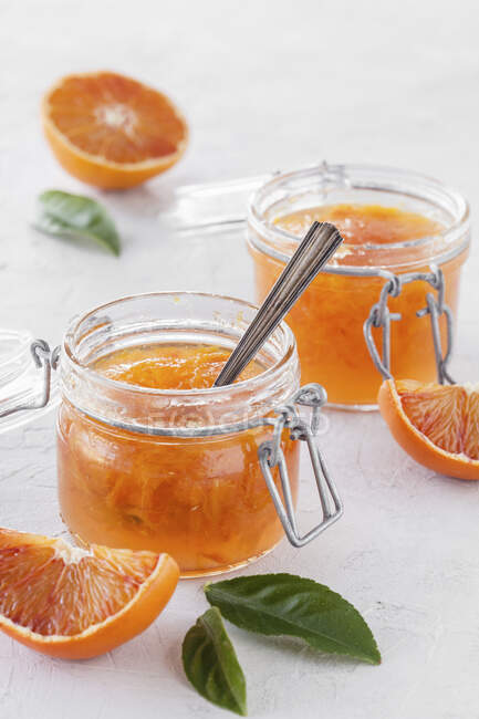 Mermelada de naranja hecha de naranjas de sangre - foto de stock