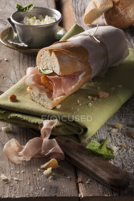 Ein Baguette-Sandwich mit Parmaschinken, Spinat und Frischkäse — Stockfoto