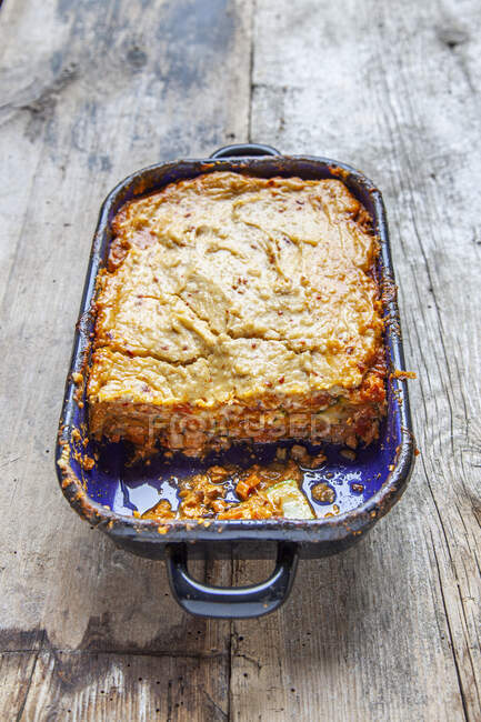Vegan lasagna with courgettes and peas in tin - foto de stock