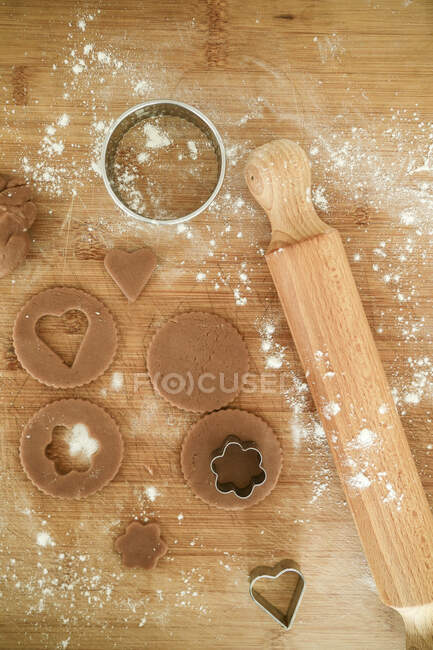 Biscotti in preparazione con frolla al cacao — Foto stock