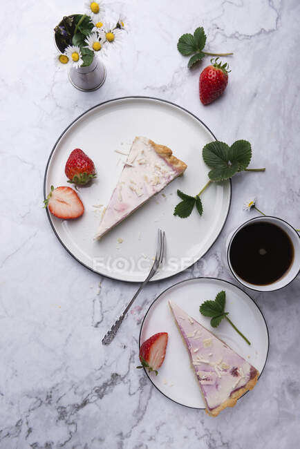 Vegan strawberry tart with strawberry jelly and soya yoghurt — Stock Photo